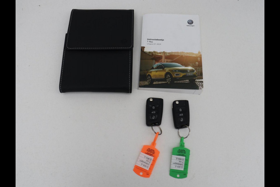 Volkswagen T-Roc 1.5 TSI Style Business | Trekhaak | Stoelverwarming | Camera | Carplay | Adaptive cruise | Navigatie | Parkeerhulp | DAB | Bluetooth | Climate control