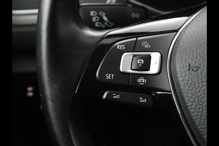 Volkswagen T-Roc 1.5 TSI Style Business | Trekhaak | Stoelverwarming | Camera | Carplay | Adaptive cruise | Navigatie | Parkeerhulp | DAB | Bluetooth | Climate control