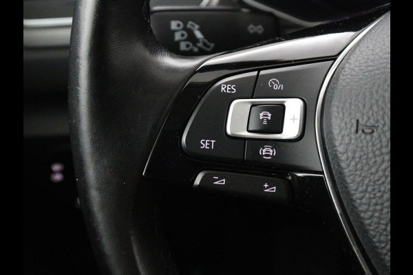 Volkswagen T-Roc 1.5 TSI Style Business | Trekhaak | Stoelverwarming | Camera | Carplay | Adaptive cruise | Navigatie | Parkeerhulp | DAB | Bluetooth | Climate control
