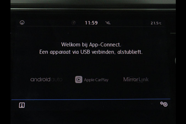 Volkswagen T-Roc 1.5 TSI Style Business | Trekhaak | Stoelverwarming | Camera | Carplay | Adaptive cruise | Navigatie | Parkeerhulp | DAB | Bluetooth | Climate control