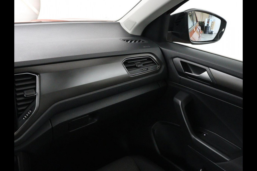 Volkswagen T-Roc 1.5 TSI Style Business | Trekhaak | Stoelverwarming | Camera | Carplay | Adaptive cruise | Navigatie | Parkeerhulp | DAB | Bluetooth | Climate control