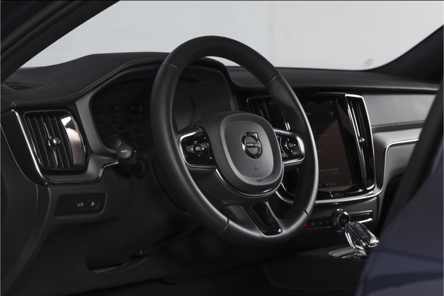 Volvo V60 2.0 T6 Plug-in hybrid AWD Ultra Dark | S/K-Panodak | Dig. Cockpit | Adapt. Cruise | Stoel-+Stuurverw. | PDC | 360 Camera | NAV + App. Connect | ECC | Elek. Klep | LM 19" | 8823