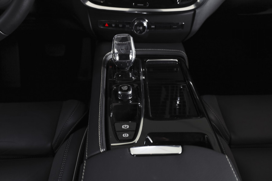 Volvo V60 2.0 T6 Plug-in hybrid AWD Ultra Dark | S/K-Panodak | Dig. Cockpit | Adapt. Cruise | Stoel-+Stuurverw. | PDC | 360 Camera | NAV + App. Connect | ECC | Elek. Klep | LM 19" | 8823