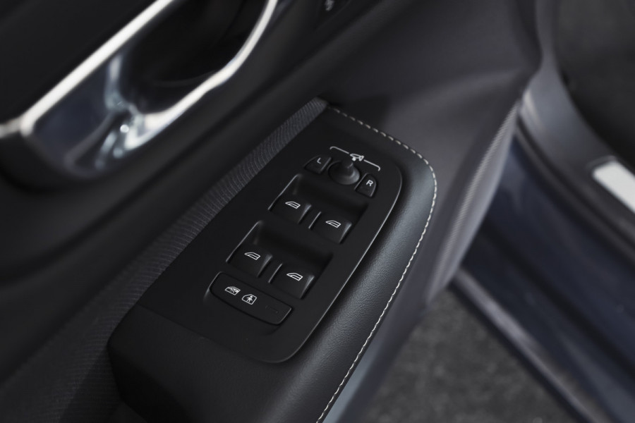 Volvo V60 2.0 T6 Plug-in hybrid AWD Ultra Dark | S/K-Panodak | Dig. Cockpit | Adapt. Cruise | Stoel-+Stuurverw. | PDC | 360 Camera | NAV + App. Connect | ECC | Elek. Klep | LM 19" | 8823
