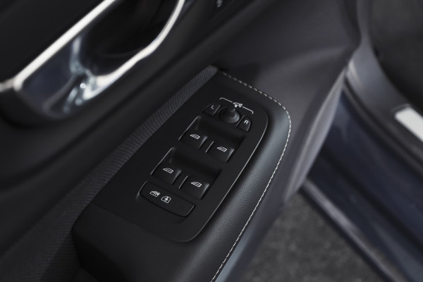 Volvo V60 2.0 T6 Plug-in hybrid AWD Ultra Dark | S/K-Panodak | Dig. Cockpit | Adapt. Cruise | Stoel-+Stuurverw. | PDC | 360 Camera | NAV + App. Connect | ECC | Elek. Klep | LM 19" | 8823
