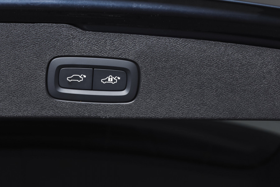 Volvo V60 2.0 T6 Plug-in hybrid AWD Ultra Dark | S/K-Panodak | Dig. Cockpit | Adapt. Cruise | Stoel-+Stuurverw. | PDC | 360 Camera | NAV + App. Connect | ECC | Elek. Klep | LM 19" | 8823