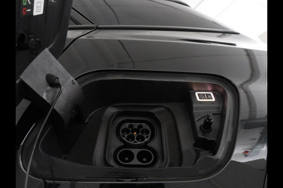 Peugeot e-2008 EV GT Pack 50 kWh | SOH 91,8% | Stoelverwarming | Adaptive cruise | Leder/Alcantara | Carplay | Keyless | Sfeerverlichting | Camera | Navigatie | Parkeerhulp | Full LED | Bluetooth