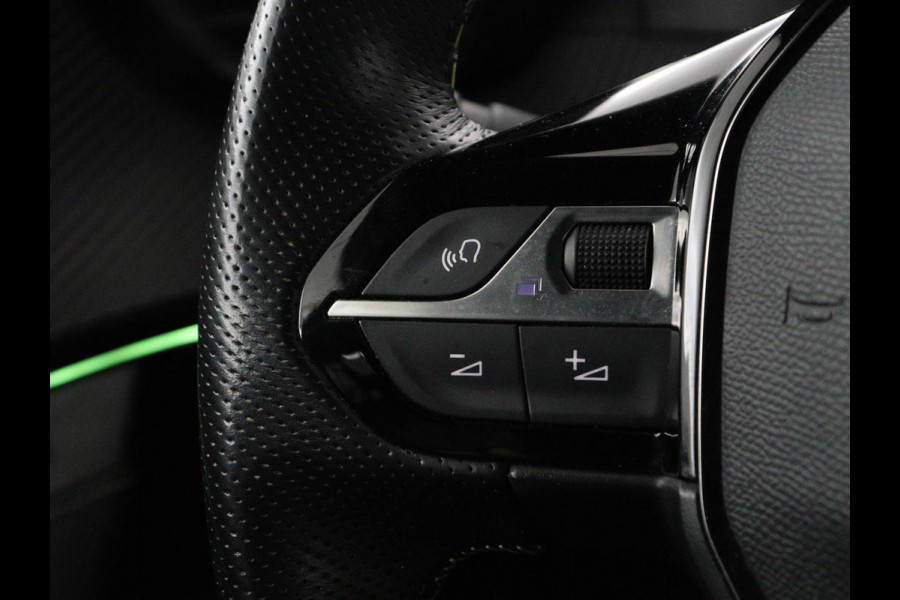 Peugeot e-2008 EV GT Pack 50 kWh | SOH 91,8% | Stoelverwarming | Adaptive cruise | Leder/Alcantara | Carplay | Keyless | Sfeerverlichting | Camera | Navigatie | Parkeerhulp | Full LED | Bluetooth