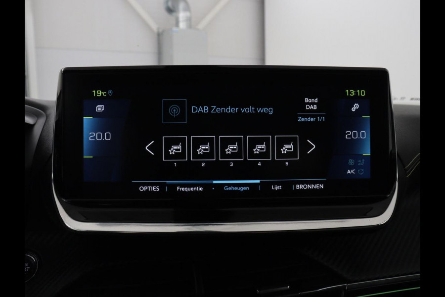 Peugeot e-2008 EV GT Pack 50 kWh | SOH 91,8% | Stoelverwarming | Adaptive cruise | Leder/Alcantara | Carplay | Keyless | Sfeerverlichting | Camera | Navigatie | Parkeerhulp | Full LED | Bluetooth