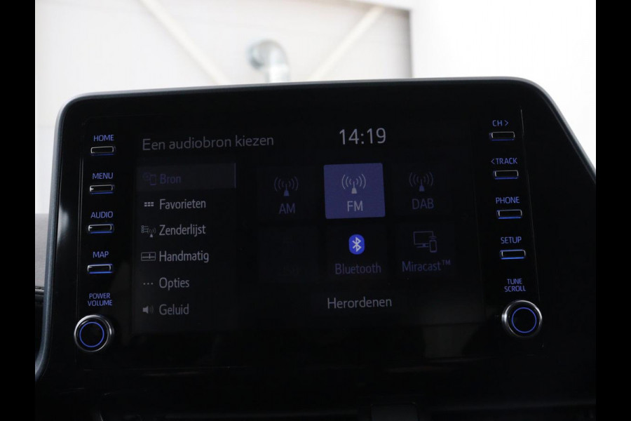 Toyota C-HR 1.8 Hybrid Executive | Trekhaak | Stuurverwarming | Adaptive cruise | Camera | Carplay | Park Assist | Stoelverwarming | Keyless | Bluetooth | Full LED | Side Assist