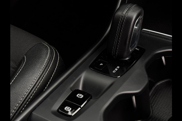 Volvo XC40 1.5 T3 Momentum Pro | NL-Auto | Elek. Achterklep | PDC voor + Achter | Navigatie