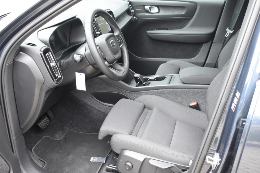 Volvo EX40 252PK Single Extended Range Core Business / Driver Assist / Adaptieve cruise control / BLIS / Stoel - en stuurwielverwarming / Pakeersensoren met camera / Apple carplay /