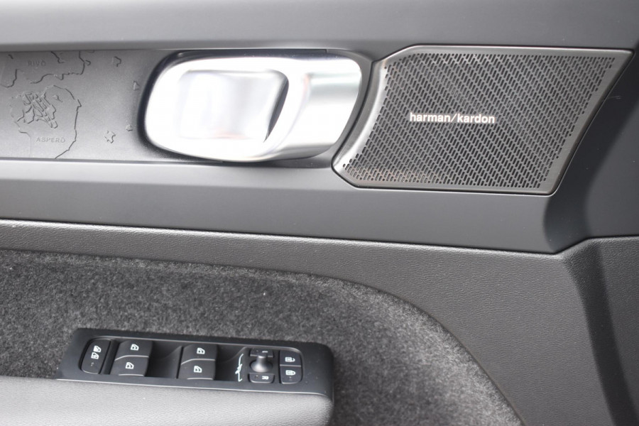 Volvo EX40 252PK Single Extended Range Core Business / Driver Assist / Adaptieve cruise control / BLIS / Stoel - en stuurwielverwarming / Pakeersensoren met camera / Apple carplay /