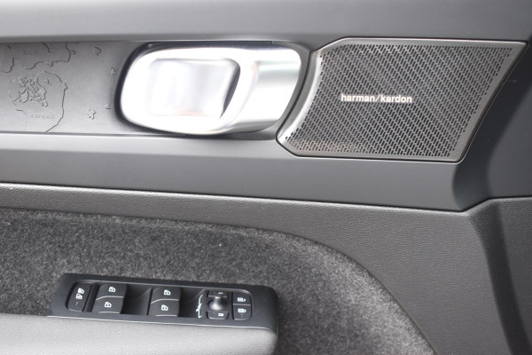 Volvo EX40 252PK Single Extended Range Core Business / Driver Assist / Adaptieve cruise control / BLIS / Stoel - en stuurwielverwarming / Pakeersensoren met camera / Apple carplay /