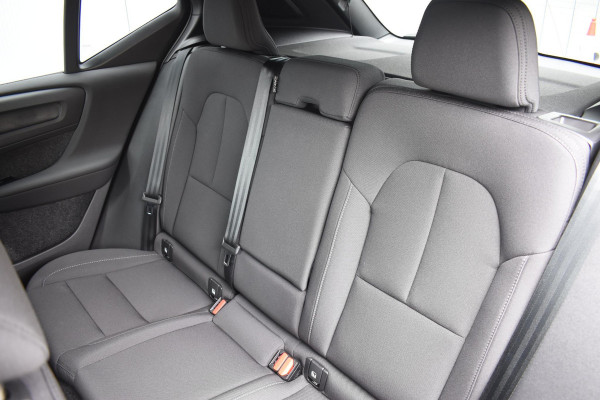 Volvo EX40 252PK Single Extended Range Core Business / Driver Assist / Adaptieve cruise control / BLIS / Stoel - en stuurwielverwarming / Pakeersensoren met camera / Apple carplay /