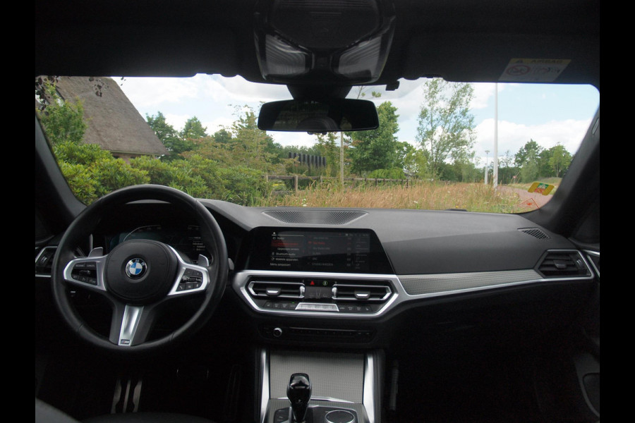 BMW 4 Serie Gran Coupé 420i Business Edition Plus | M-Pakket | Panoramadak | Camera | Sfeerverlichting | Leer |