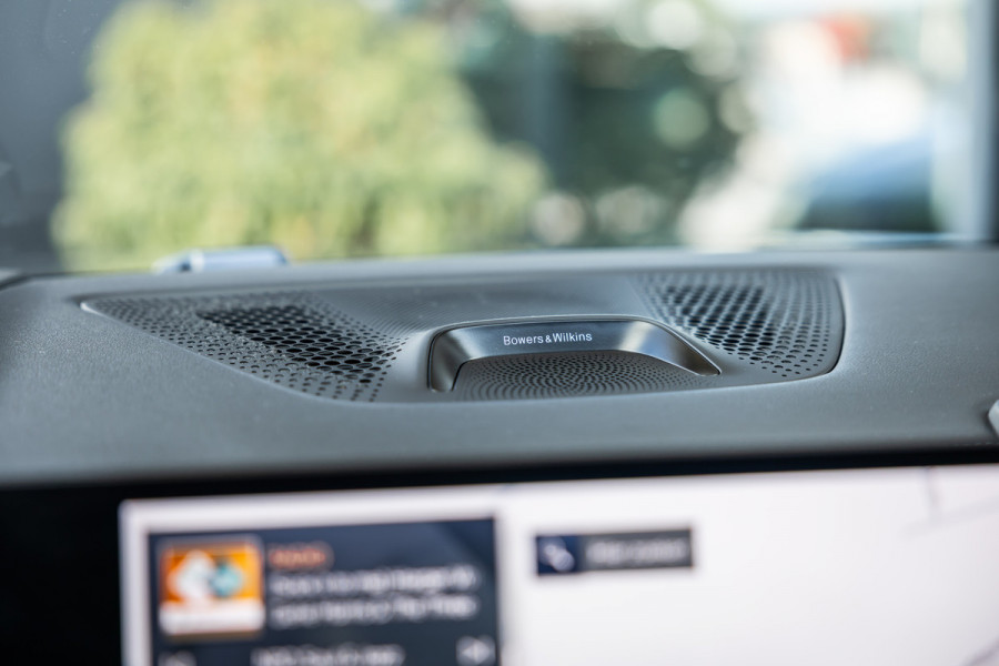 BMW X5 xDrive50e - M Sport Pro | Skylounge | B&W | Kuipstoelen | Luchtvering