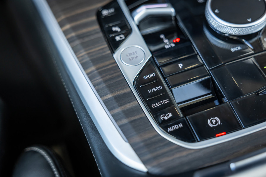 BMW X5 xDrive50e - M Sport Pro | Skylounge | B&W | Kuipstoelen | Luchtvering