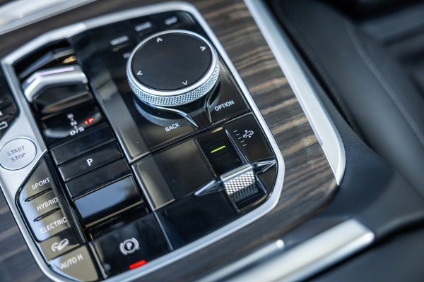 BMW X5 xDrive50e - M Sport Pro | Skylounge | B&W | Kuipstoelen | Luchtvering