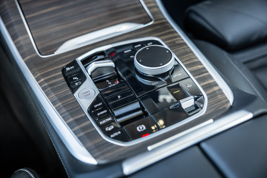 BMW X5 xDrive50e - M Sport Pro | Skylounge | B&W | Kuipstoelen | Luchtvering