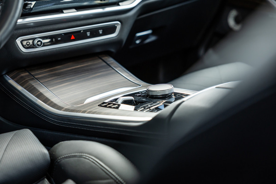 BMW X5 xDrive50e - M Sport Pro | Skylounge | B&W | Kuipstoelen | Luchtvering