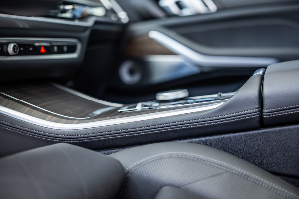 BMW X5 xDrive50e - M Sport Pro | Skylounge | B&W | Kuipstoelen | Luchtvering