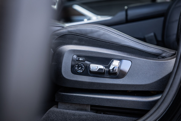 BMW X5 xDrive50e - M Sport Pro | Skylounge | B&W | Kuipstoelen | Luchtvering