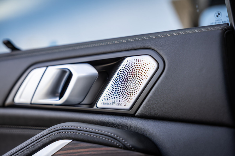 BMW X5 xDrive50e - M Sport Pro | Skylounge | B&W | Kuipstoelen | Luchtvering