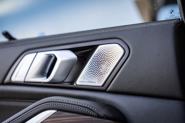 BMW X5 xDrive50e - M Sport Pro | Skylounge | B&W | Kuipstoelen | Luchtvering