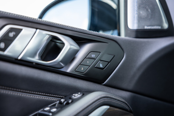 BMW X5 xDrive50e - M Sport Pro | Skylounge | B&W | Kuipstoelen | Luchtvering