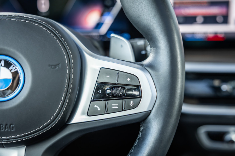 BMW X5 xDrive50e - M Sport Pro | Skylounge | B&W | Kuipstoelen | Luchtvering