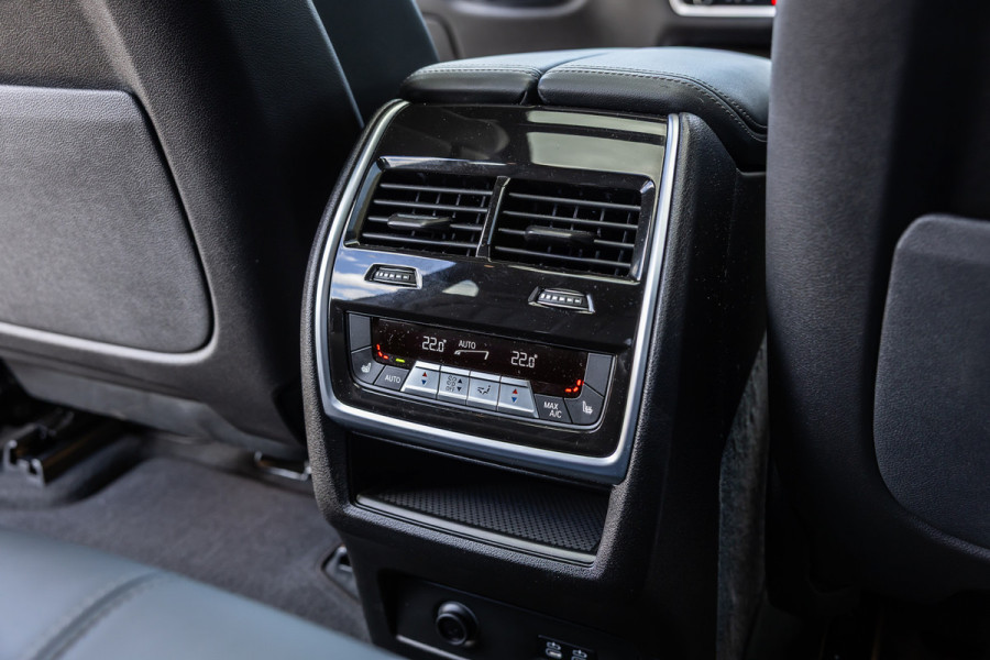 BMW X5 xDrive50e - M Sport Pro | Skylounge | B&W | Kuipstoelen | Luchtvering