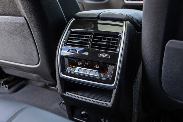 BMW X5 xDrive50e - M Sport Pro | Skylounge | B&W | Kuipstoelen | Luchtvering