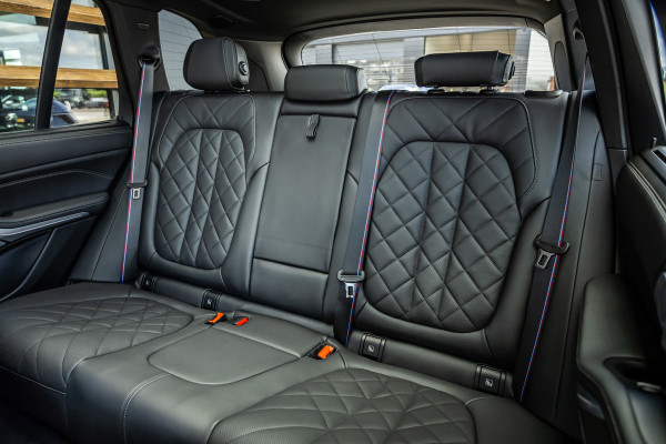 BMW X5 xDrive50e - M Sport Pro | Skylounge | B&W | Kuipstoelen | Luchtvering