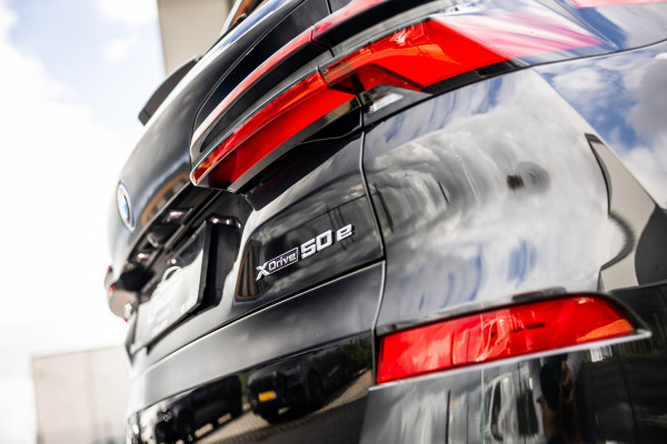 BMW X5 xDrive50e - M Sport Pro | Skylounge | B&W | Kuipstoelen | Luchtvering