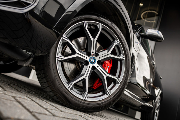 BMW X5 xDrive50e - M Sport Pro | Skylounge | B&W | Kuipstoelen | Luchtvering