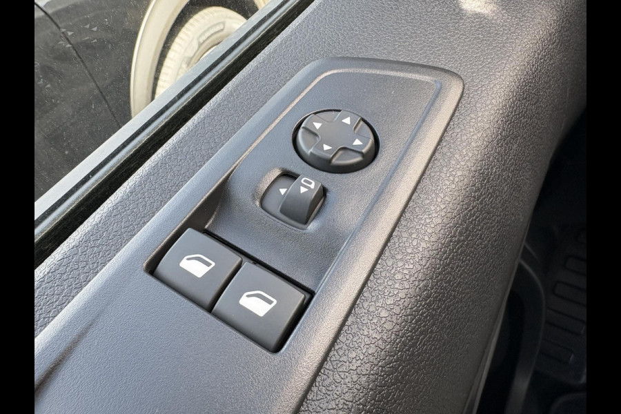 Peugeot e-Expert EV L2 75 kWh Leder interieur