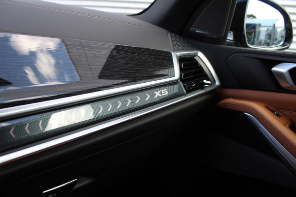 BMW X5 xDrive50e M-Sport Pro | Vierwielbesturing | H&K | Cognac Interior | Panoramadak | Trekhaak | Luchtvering