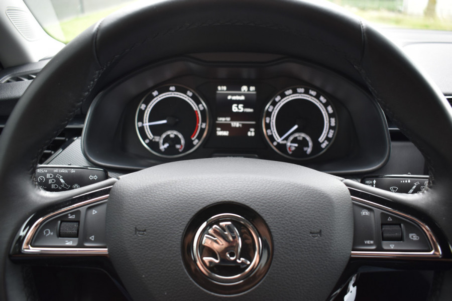 Škoda Kamiq 1.0 TSI Ambition Navigatie Stoelverwarming 2 sets wielen