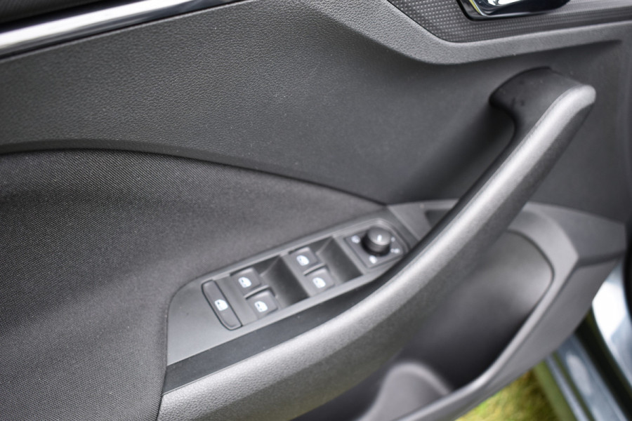 Škoda Kamiq 1.0 TSI Ambition Navigatie Stoelverwarming 2 sets wielen