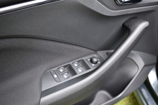Škoda Kamiq 1.0 TSI Ambition Navigatie Stoelverwarming 2 sets wielen