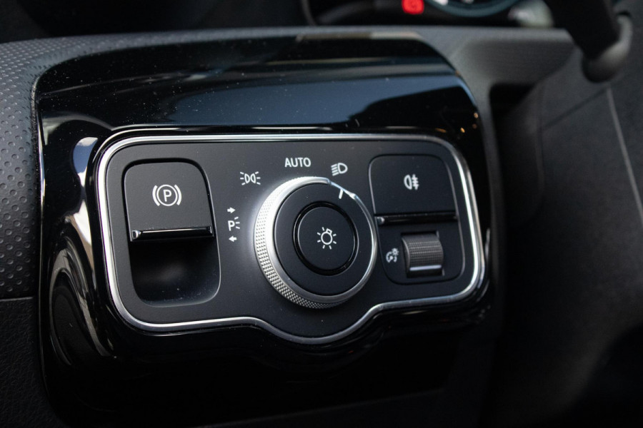 Mercedes-Benz A-Klasse 250e AMG Line PANO CAMERA STOELVERWARMING LED