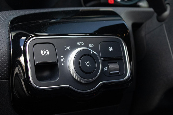 Mercedes-Benz A-Klasse 250e AMG Line PANO CAMERA STOELVERWARMING LED