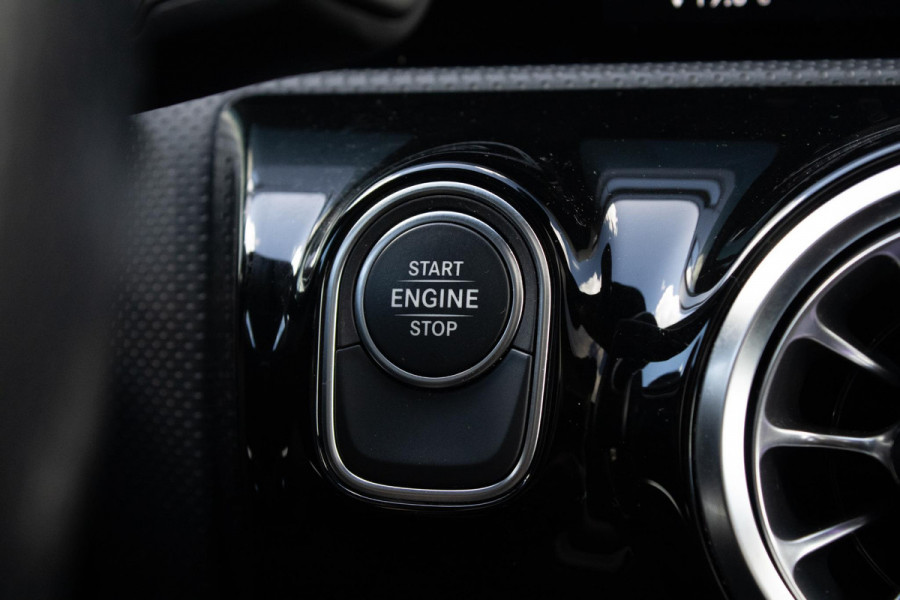 Mercedes-Benz A-Klasse 250e AMG Line PANO CAMERA STOELVERWARMING LED