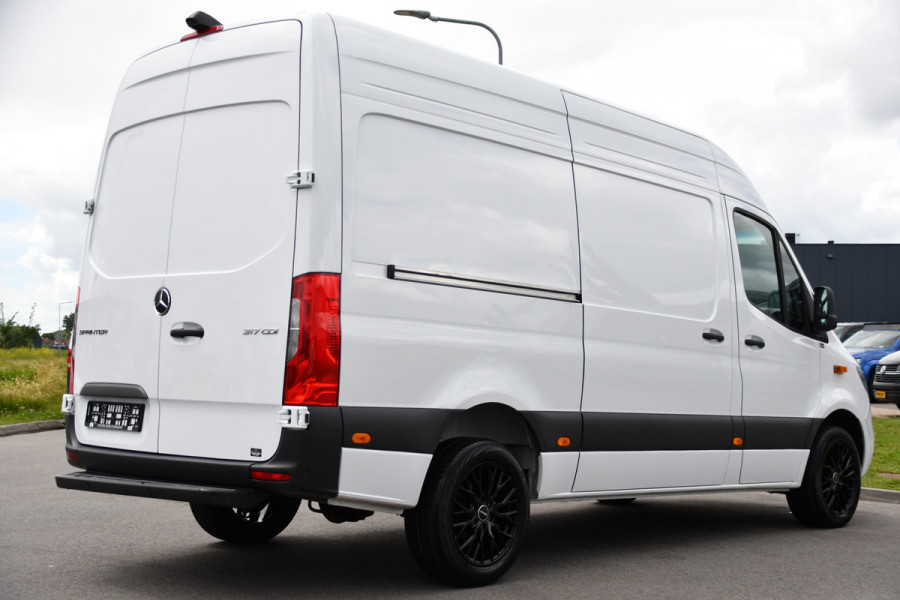 Mercedes-Benz Sprinter 317 1.9 CDI L2 Pro AMG Edition FACELIFT! Camera, Cruise, Carplay, 10,5'' Mbux, Stoelverwarming, Geveerde stoel, 170pk, Automaat, LED, Uniek!