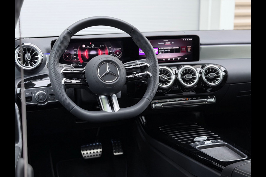 Mercedes-Benz A-Klasse 200 AMG Line Pano/Sfeer/Night/Camera