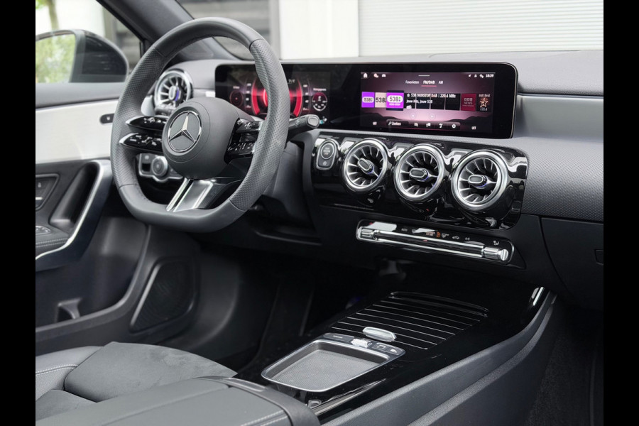 Mercedes-Benz A-Klasse 180 AMG Edition 45s Pano/Sfeer/Matrix/Camera