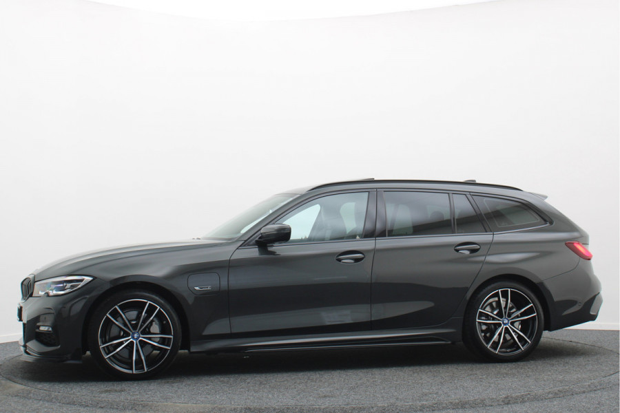 BMW 3 Serie Touring 330e Business Edition Plus M-sport Panoramadak, M-Sportstoelen, Carbon, Camera, Elektr. Trekhaak, 19''