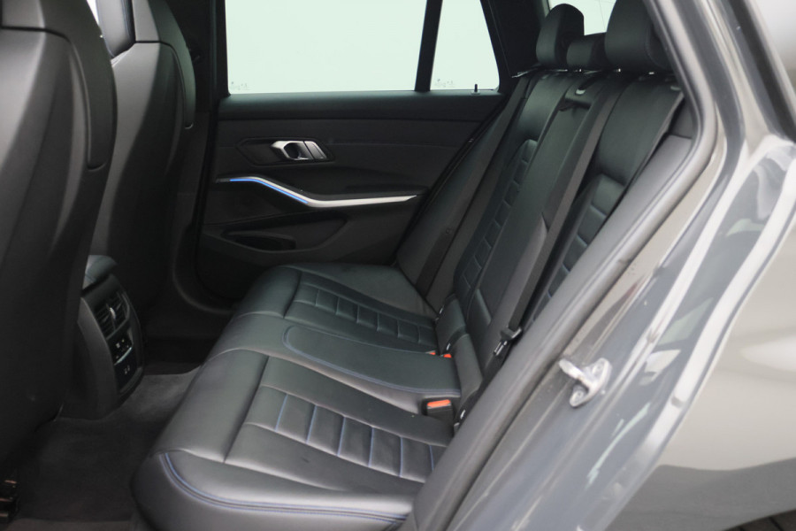 BMW 3 Serie Touring 330e Business Edition Plus M-sport Panoramadak, M-Sportstoelen, Carbon, Camera, Elektr. Trekhaak, 19''