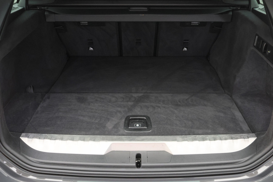 BMW 3 Serie Touring 330e Business Edition Plus M-sport Panoramadak, M-Sportstoelen, Carbon, Camera, Elektr. Trekhaak, 19''